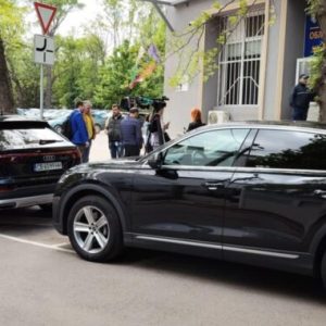ПОЗОР НА ВХОДА НА МВР ПЕРНИК: Министър Дани Митов закъсня за отчета на полицията, скри се от медиите и избяга през задния вход